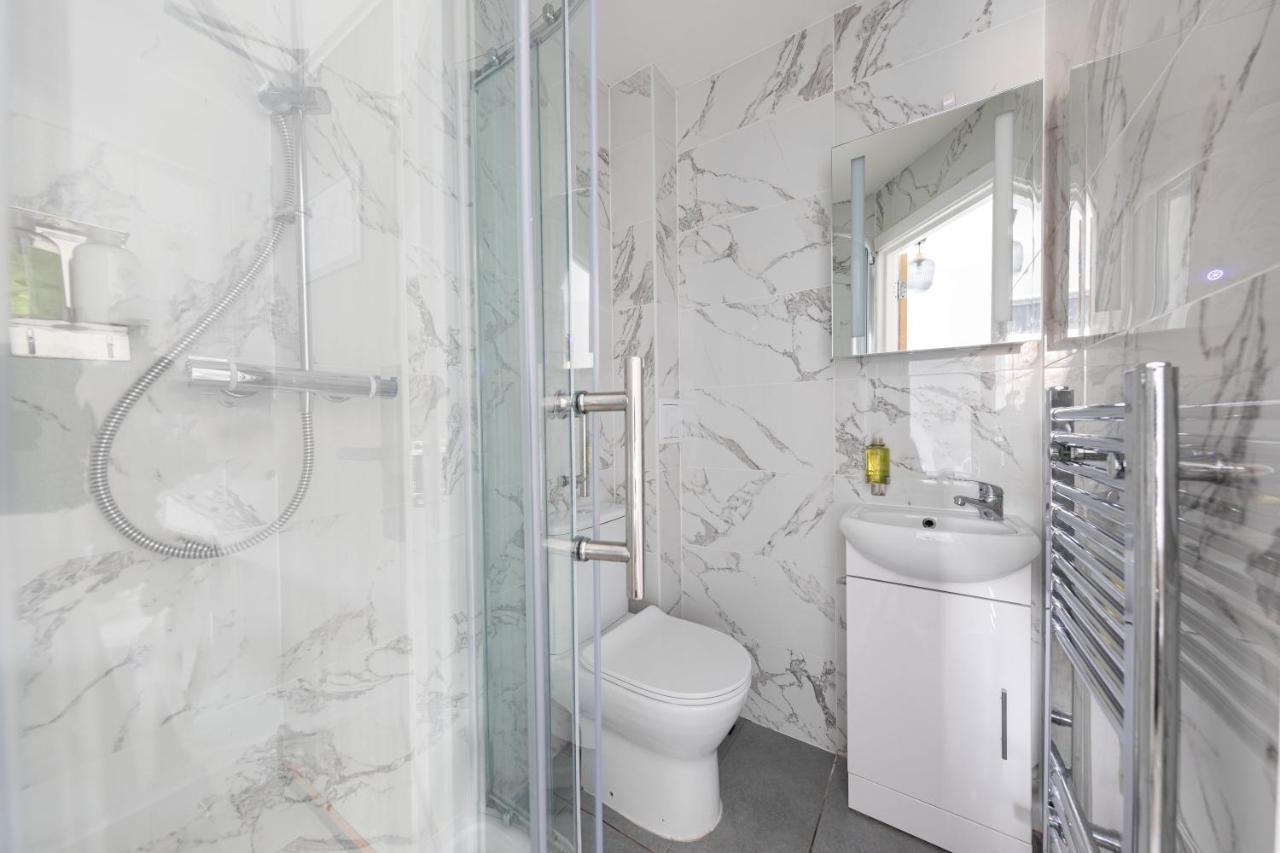 Apartamento Functional Double With An Ensuite Toilet And Shower Near Tube And Bus Stations *